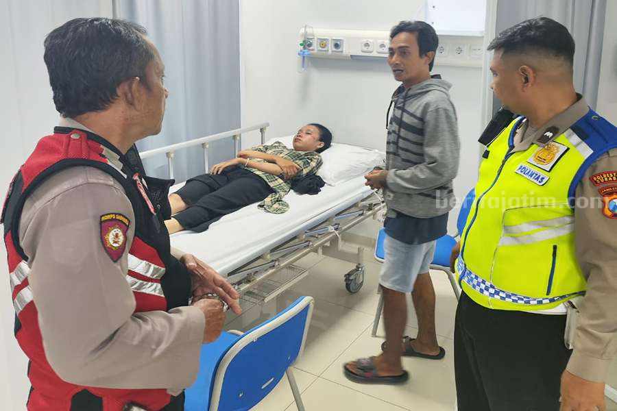 Anggota Polsek Sukolilo menemani korban jambret di Nginden Semolo.