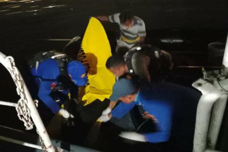 Jenazah Mr X Ditemukan Mengambang di Selat Madura, Berkalung Celurit Mini Petugas saat mengevakuasi jenazah Mr X di selat Madura.