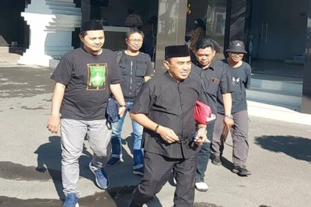 Ali Mahfud saat mengadu ke Polrestabes Surabaya.