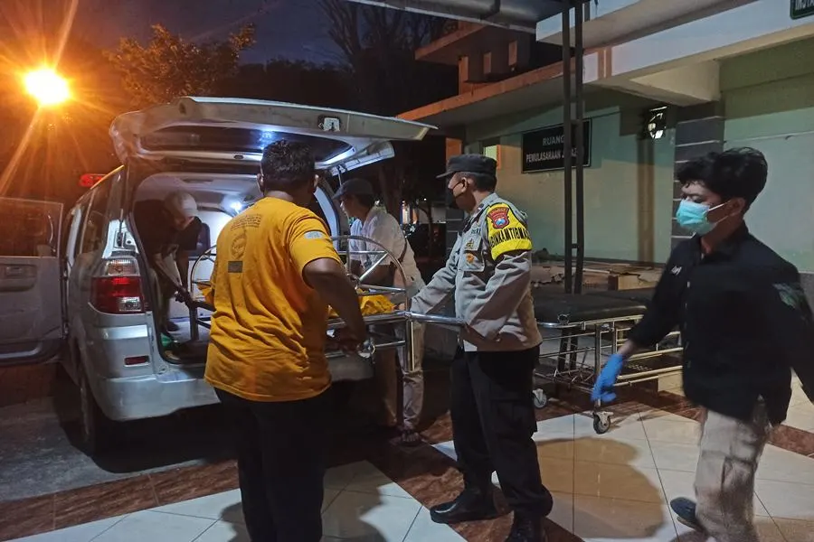 Kakek di Ponorogo Tewas Bersimbah Darah, Diduga Dihabisi Adiknya Sendiri Jenazah kakek tewas bersimbah darah tiba di depan ruang jenazah RSUD dr. Harjono Ponorogo. (Foto/Endra Dwiono/Beritajatim.com)
