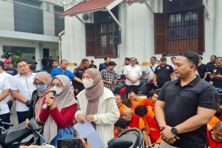 Ipda Aan Dwi Satrio Yudho saat penyerahan sepeda motor hasil kejahatan ke korban.