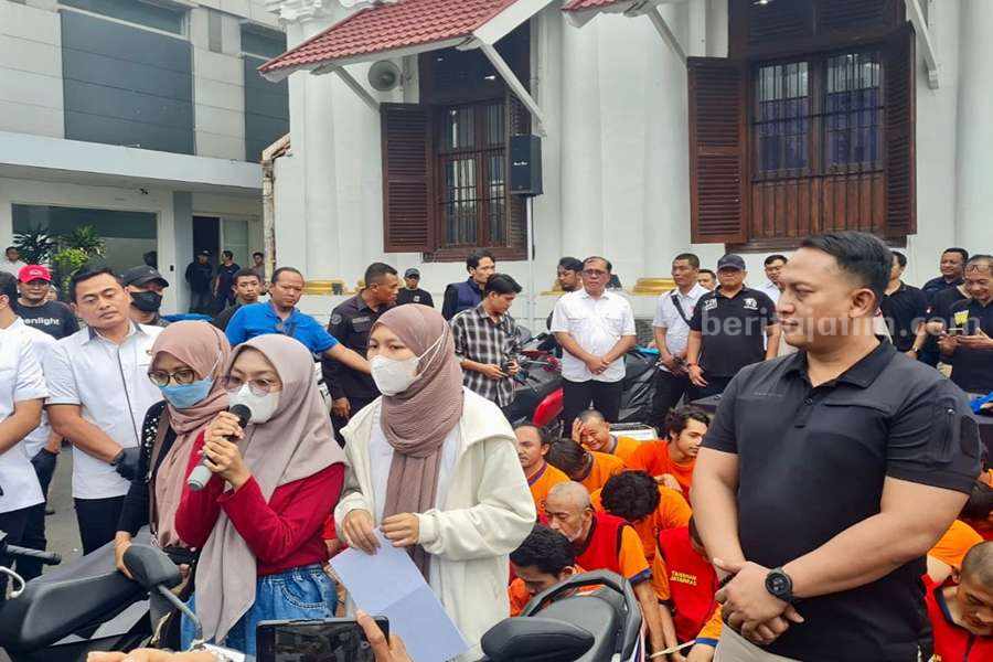 Ipda Aan Dwi Satrio Yudho saat penyerahan sepeda motor hasil kejahatan ke korban.
