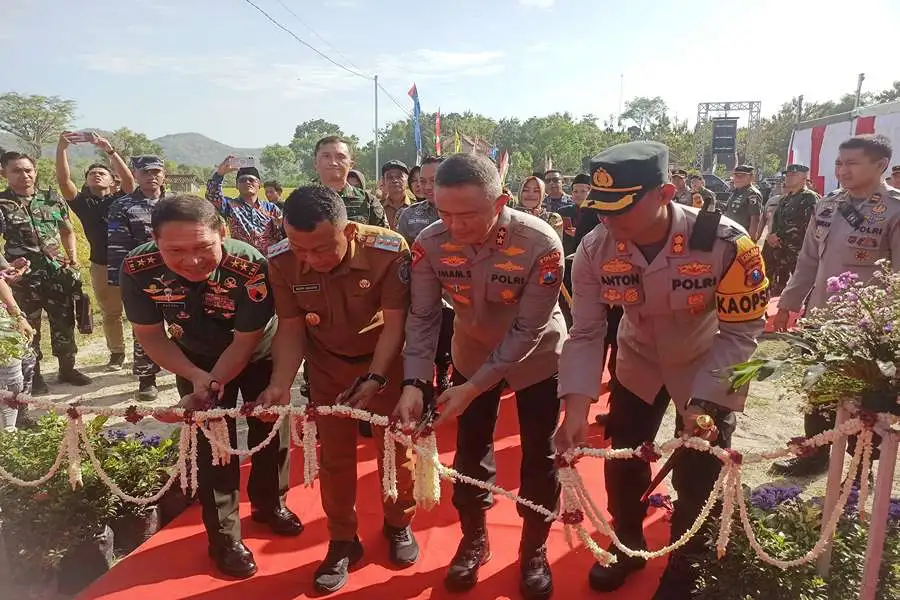 Kapolda Jatim Irjen Pol Imam Sugianto didampingi Pangdam V Brawijaya Mayjen TNI Rafael Granada Baay, Bupati Sugiri Sancoko dan Kapolres AKBP Anton Prasetyo saat secara simbolis meresmikan pembangunan sumur bor di Desa Ngumpul Kecamatan Balong. (Foto/Endra Dwiono/Beritajatim.com)