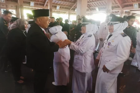 Bupati Sugiri Sancoko saat mengucapkan selamat ke para kades di Pendopo Agung Pemkab Ponorogo. (Foto/Endra Dwiono/Beritajatim.com)