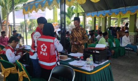 Cara PMI Pusat Ringankan Beban Warga Terdampak Kekeringan di Pamekasan Suasana penyerahan bantuan non tunai PMI Pusat bagi masyarakat terdampak kekeringan di Balai Desa Pegagan, Pademawu, Pamekasan, Rabu (26/6/2024).