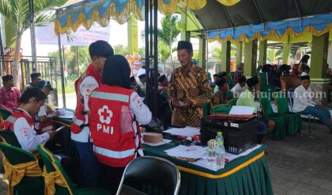 Suasana penyerahan bantuan non tunai PMI Pusat bagi masyarakat terdampak kekeringan di Balai Desa Pegagan, Pademawu, Pamekasan, Rabu (26/6/2024).
