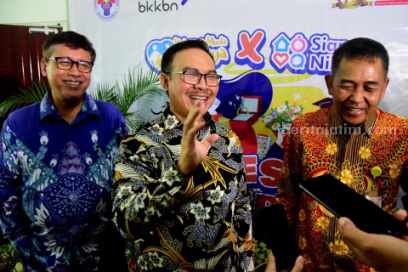 Kepala Badan Kependudukan dan Keluarga Berencana Nasional (BKKBN) Hasto Wardoyo (tengah).