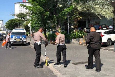Anggota Satlantas Polrestabes Surabaya melakukan pra olah TKP di Jalan Embong Malang.