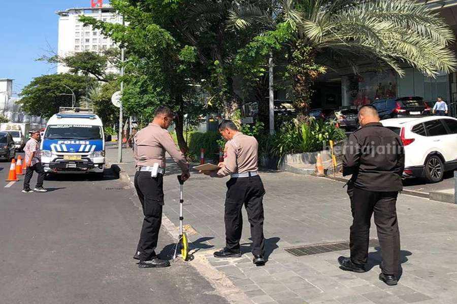Anggota Satlantas Polrestabes Surabaya melakukan pra olah TKP di Jalan Embong Malang.
