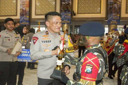 Polisi Cilik Sidoarjo Juara Kapolda Cup 2024, Wakili Jatim di Nasional Wakapolda Jawa Timur, Brigjen Pol Akhmad Yusep Gunawan saat memberikan piala penghargaan kepada pemenang Grand Final Gebyar Pocil Kapolda Cup 2024