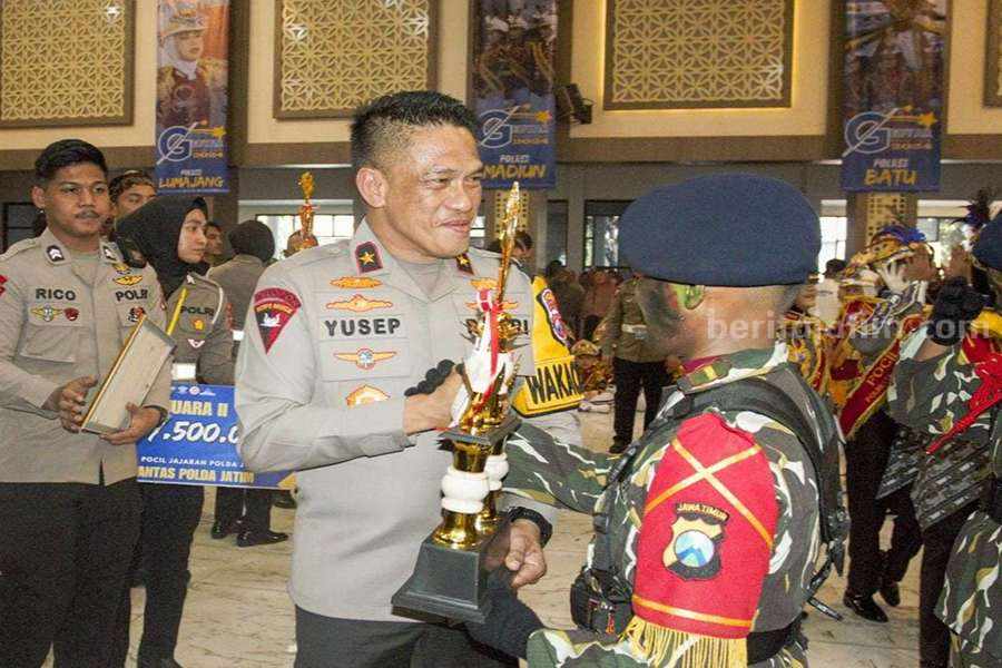 Polisi Cilik Sidoarjo Juara Kapolda Cup 2024, Wakili Jatim di Nasional Wakapolda Jawa Timur, Brigjen Pol Akhmad Yusep Gunawan saat memberikan piala penghargaan kepada pemenang Grand Final Gebyar Pocil Kapolda Cup 2024