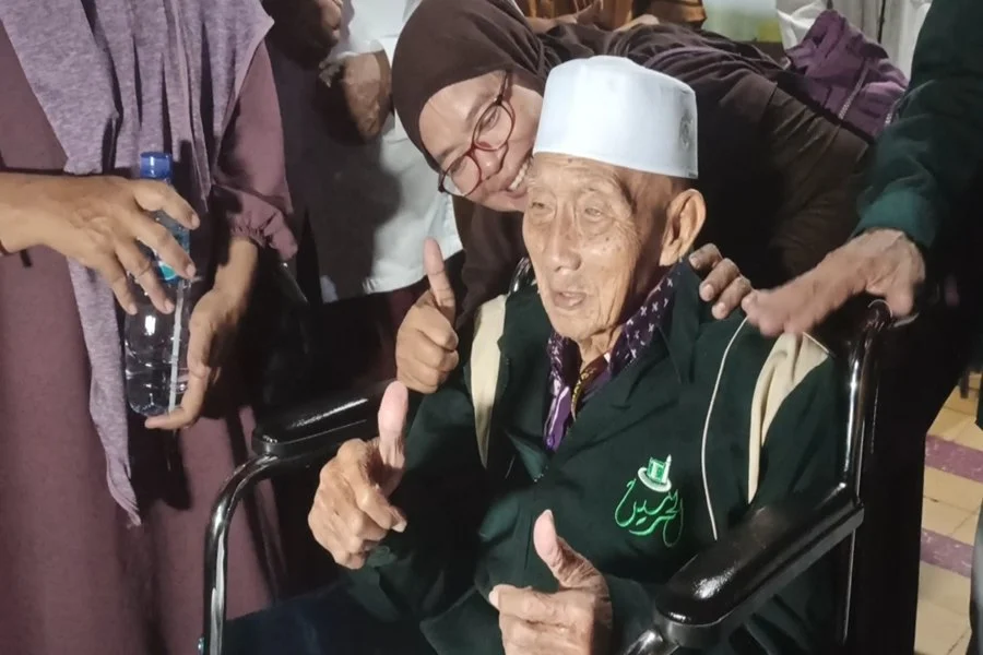 Mbah Harjo Mislan mengacungkan 2 jempol tangannya, yang mengisyaratkan dirinya baik-baik saja. (Foto/Endra Dwiono/Beritajatim.com)