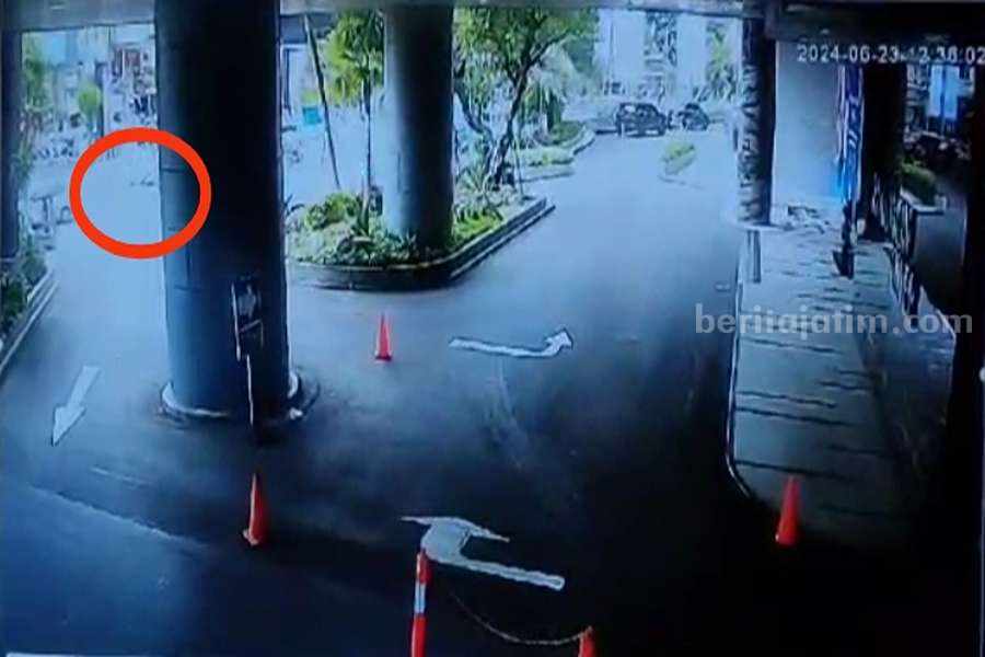 Rekaman CCTV peristiwa laka lantas Lagianto (72) yang ada Four Point terhalang pilar.