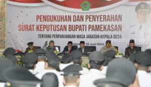 Ini Permintaan Pj Bupati Pamekasan Bagi 159 Kades Penerima Perpanjangan Masa Jabatan Suasana Pengukuhan 159 Kades Penerima SK Masa Jabatan 8 Tahun, di Mandhapa Aghung Ronggosukowati, Jl Pamong Praja Nomor 1 Pamekasan, Rabu (26/6/2024).