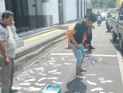 Seniman di Wisata Kota Lama Surabaya Bikin Zebra Cross Bermotif Telapak Kaki foto beritajatim