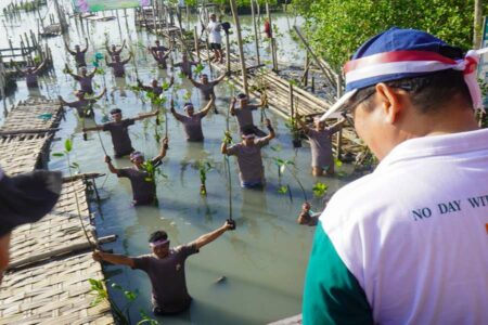 Penanaman Pohon dalam rangka HUT Bhayangkara ke 78 oleh Polrestabes Surabaya di Adventure Land Surabaya, Jawa Timur,