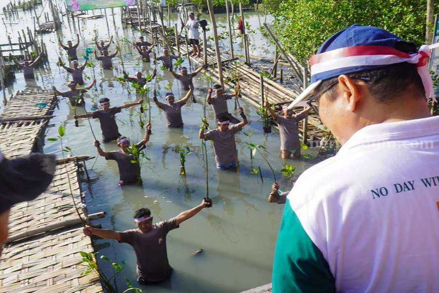 Penanaman Pohon dalam rangka HUT Bhayangkara ke 78 oleh Polrestabes Surabaya di Adventure Land Surabaya, Jawa Timur,