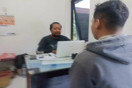 Pelaku MR saat dimintai keterangan anggota Polsek Sukolilo