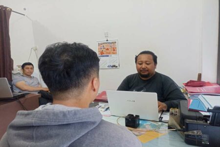Pelaku MR saat diperiksa di Polsek Sukolilo