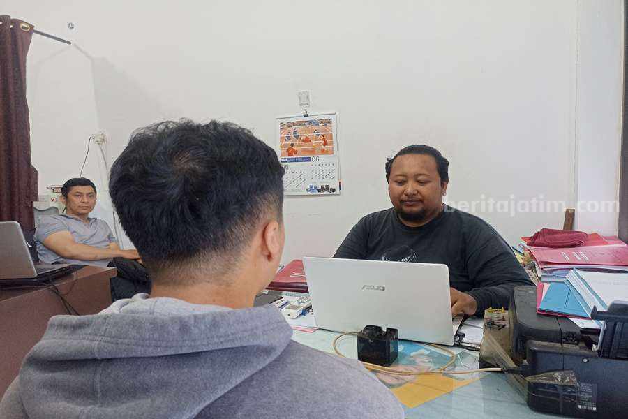 Pelaku MR saat diperiksa di Polsek Sukolilo