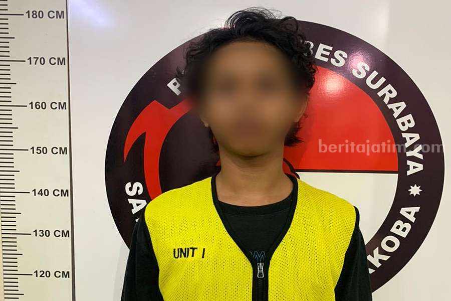 IG saat diamankan oleh Satreskoba Polrestabes Surabaya.