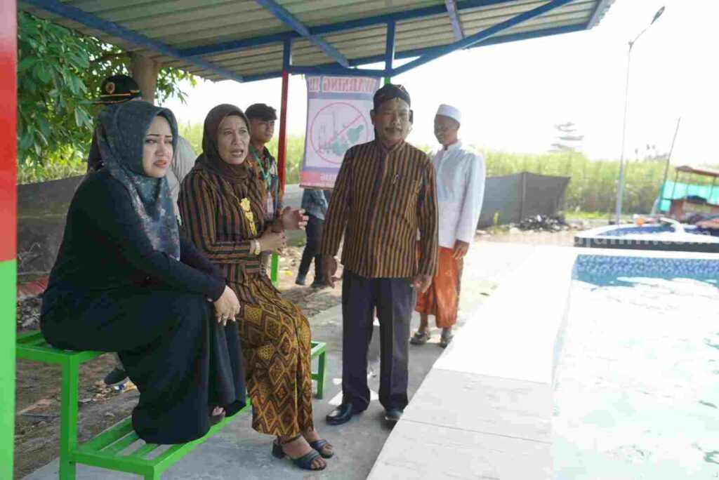 Bupati Mojokerto Ikfina Fahmawati saat meresmikan obyek wisata kolam renang Tirto Arum di kawasan Wisaya Wiyun Asri, Desa Mlaten, Kecamatan Puri, Kabupaten Mojokerto. [Foto : ist]
