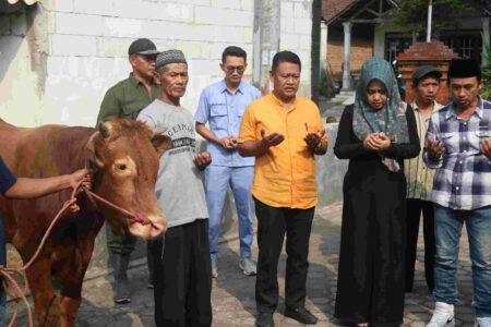 Bupati Mojokerto Ikfina Fahmawati saat menyerahkan hewan kurban. [Foto : ist]