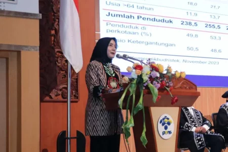 Dirjen Pendidikan Vokasi Kiki Yuliati saat menyampaikan orasi ilmiah dalam acara Dies Natalis ke-36 PENS di Surabaya.