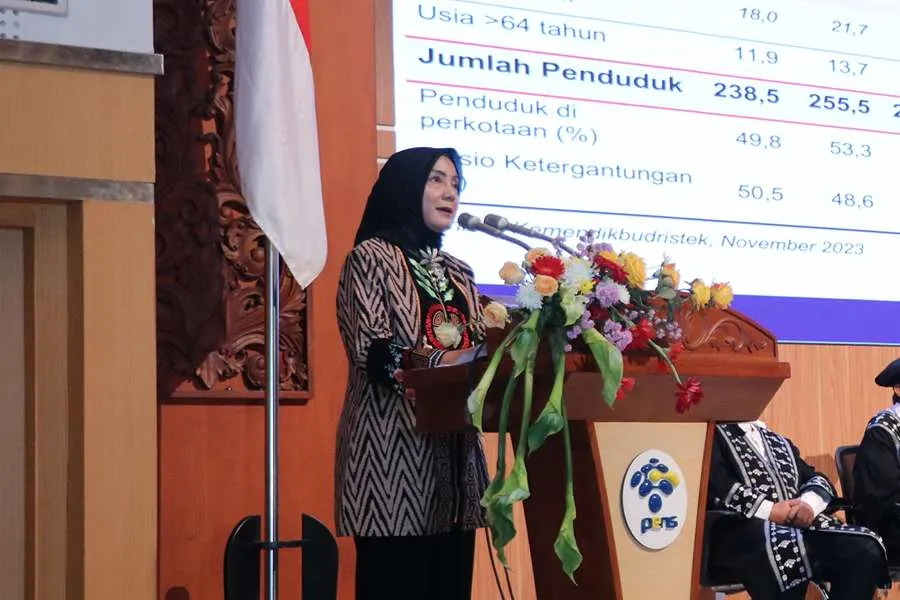 Dirjen Pendidikan Vokasi Kiki Yuliati saat menyampaikan orasi ilmiah dalam acara Dies Natalis ke-36 PENS di Surabaya.