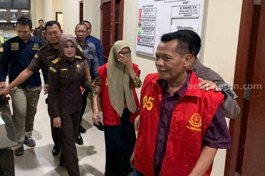 Dua tersangka dugaan kasus tindak pidana korupsi di PD BPR Bojonegoro digiring ke Lapas Kelas IIA Bojonegoro. [Foto: Istimewa]
