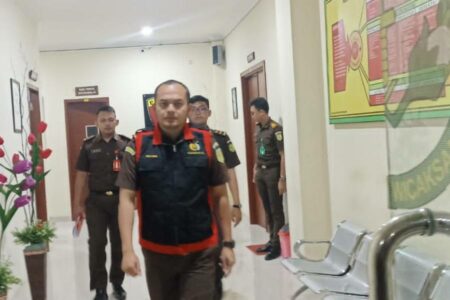 Penyidik Kejari Bojonegoro saat menggiring tersangka kasus dugaan korupsi pinjaman fiktif di PD BPR Bojonegoro.