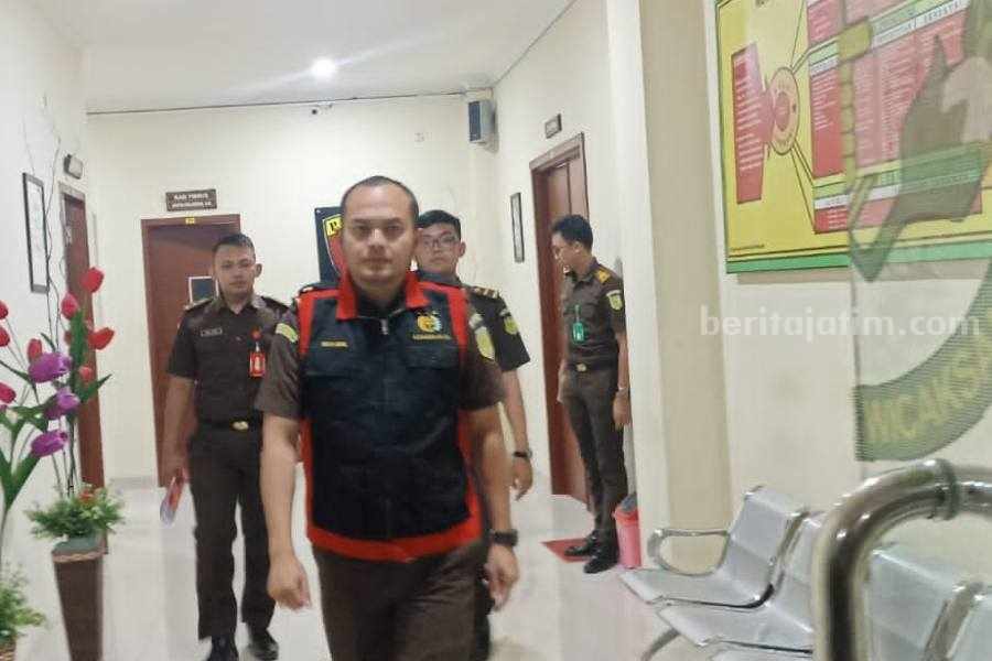 Penyidik Kejari Bojonegoro saat menggiring tersangka kasus dugaan korupsi pinjaman fiktif di PD BPR Bojonegoro.
