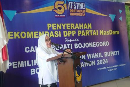 Anna Muawanah memberikan sambutan usai terima surat rekomendasi dari Partai NasDem untuk maju Pilkada Bojonegoro 2024.