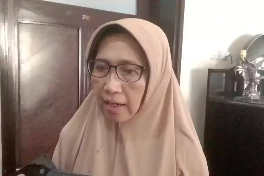 Indah Amperawati saat diwawancarai media.