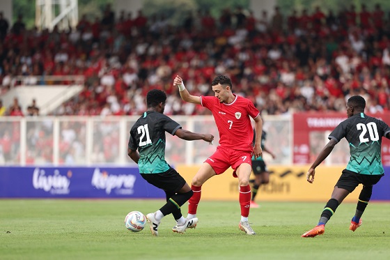Aksi Ivar Jenner saat Timnas Indonesia melawan Tanzania dalam laga uji coba di Stadion Madya Gelora Bung Karno, Senayan, Jakarta, Minggu (2/6/2024). Foto: PSSI