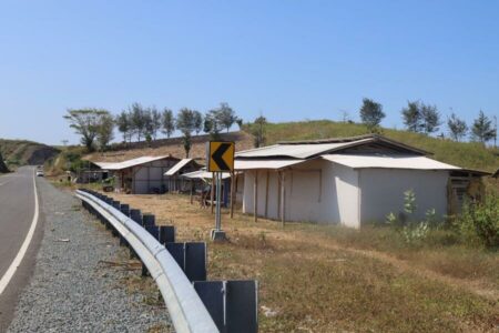 PKL di JLS Blitar Bakal Direlokasi ke Rest Area, Ini Penjelasan Bupati JLS Serang-Tambakrejo, Kabupaten Blitar, Kamis (20/06/2024). (foto : Winanto/beritajatim.com)