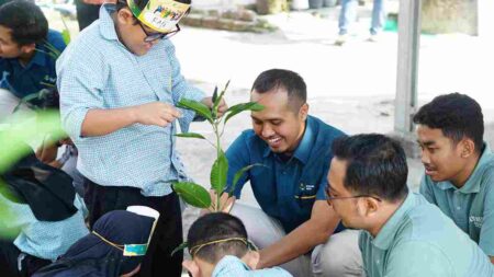 Puluhan Anak Difabel Gresik Diberi Pelatihan Bercocok Tanam