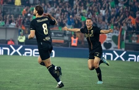 Jay Idzes merayakan bekerhasilan Venezia promosi ke Serie A usai mengalahkan Cremonese dengan agregat 1-0 dalam final play-off Serie B, Senin (3/6/2023) dini hari WIB. Foto: Venezia FC