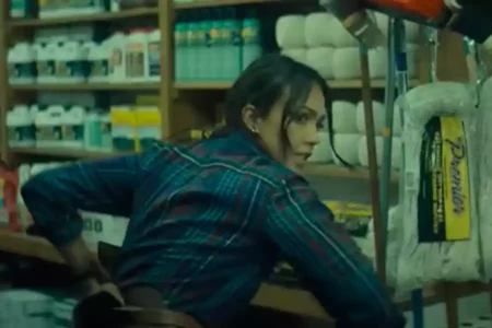 Jessica Alba dalam Trigger Warning yang diarahkan sutradara Indonesia. (Youtube/Netflix)