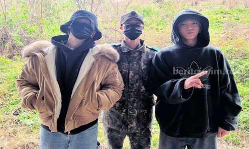 Potret Jin BTS bersama member BTS lainnya saat sedang melaksanakan wamil. (Instagram@jin)
