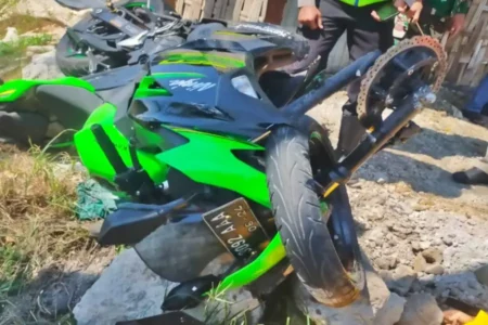 Pengendara Kawasaki Ninja Tewas Kecelakaan di Surabaya