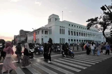 Menikmati Senja Kota Lama Surabaya dengan Becak Listrik foto beritajatim