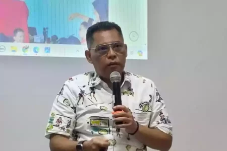 Puluhan Ribu KK Penduduk Surabaya Terancam Diblokir, Terbanyak di Semampir Kepala Dispendukcapil Kota Surabaya, Eddy Christijanto saat memperlihatkan data KK yang potensial diblokir.