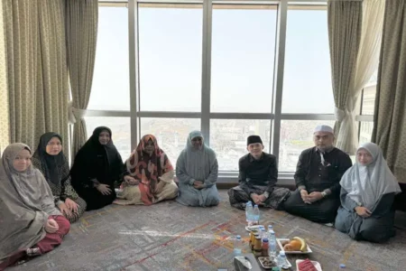 Ketika Khofifah Bertemu Gus Iqdam di Makkah, Jaring Aspirasi foto beritajatim