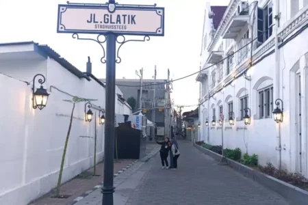 Menparekraf Prihatin Pencurian Kursi Besi Kota Lama Surabaya foto beritajatim