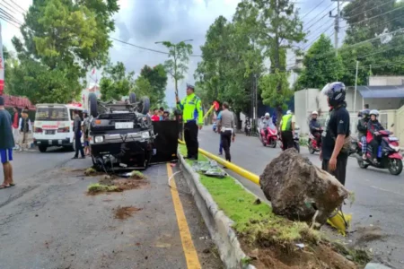 Mobil Box Terguling, Lokasinya Dekat Mapolres Banyuwangi Laka Banyuwangi