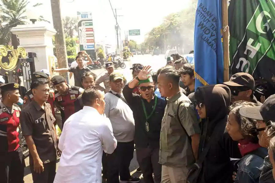 Mahasiswa Lumajang menuntut kejlbijakan Tapera dan kriminalisasi aktivis lingkungan