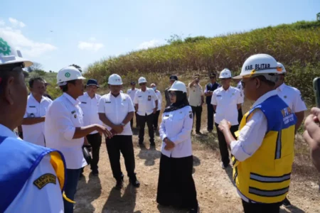 Progres Pembangunan Lambat, Mak Rini Tinjau JLS Blitar foto beritajatim