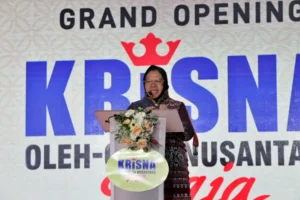 Mensos Risma Bantu Pasarkan Produk PENA Melalui Pusat Oleh-oleh Krisna Nusantara Mensos Risma