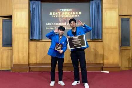 Dua mahasiswa ITN Malang meraih best speaker pada ajang LKTIN (Foto: Istimewa)
